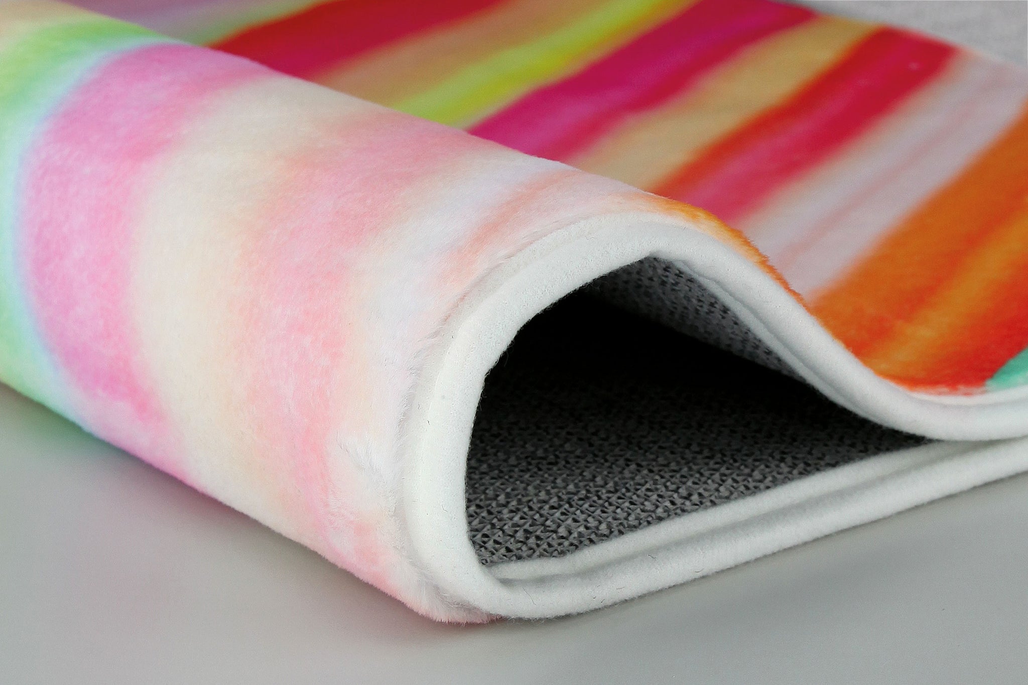 Bunte Badematte in Nahansicht mit weichem Flor, rutschfeste Unterseite