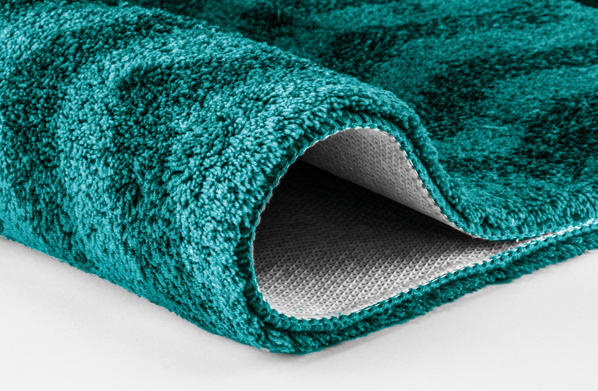 Türkisfarbener Badteppich aus Hochflor, Detailansicht der Kante unten