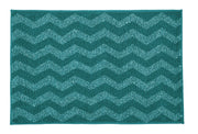 Türkisfarbene Badematte mit Zickzackmuster auf einfarbigem Hintergrund