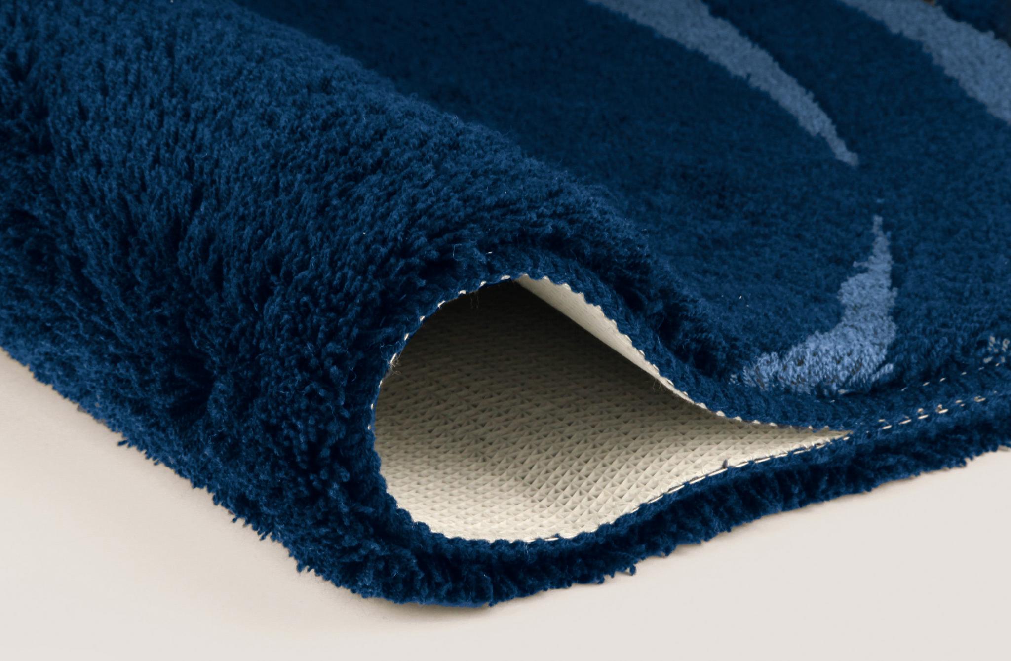 Nahaufnahme blaue Badematte mit Muster und rutschfester Unterseite