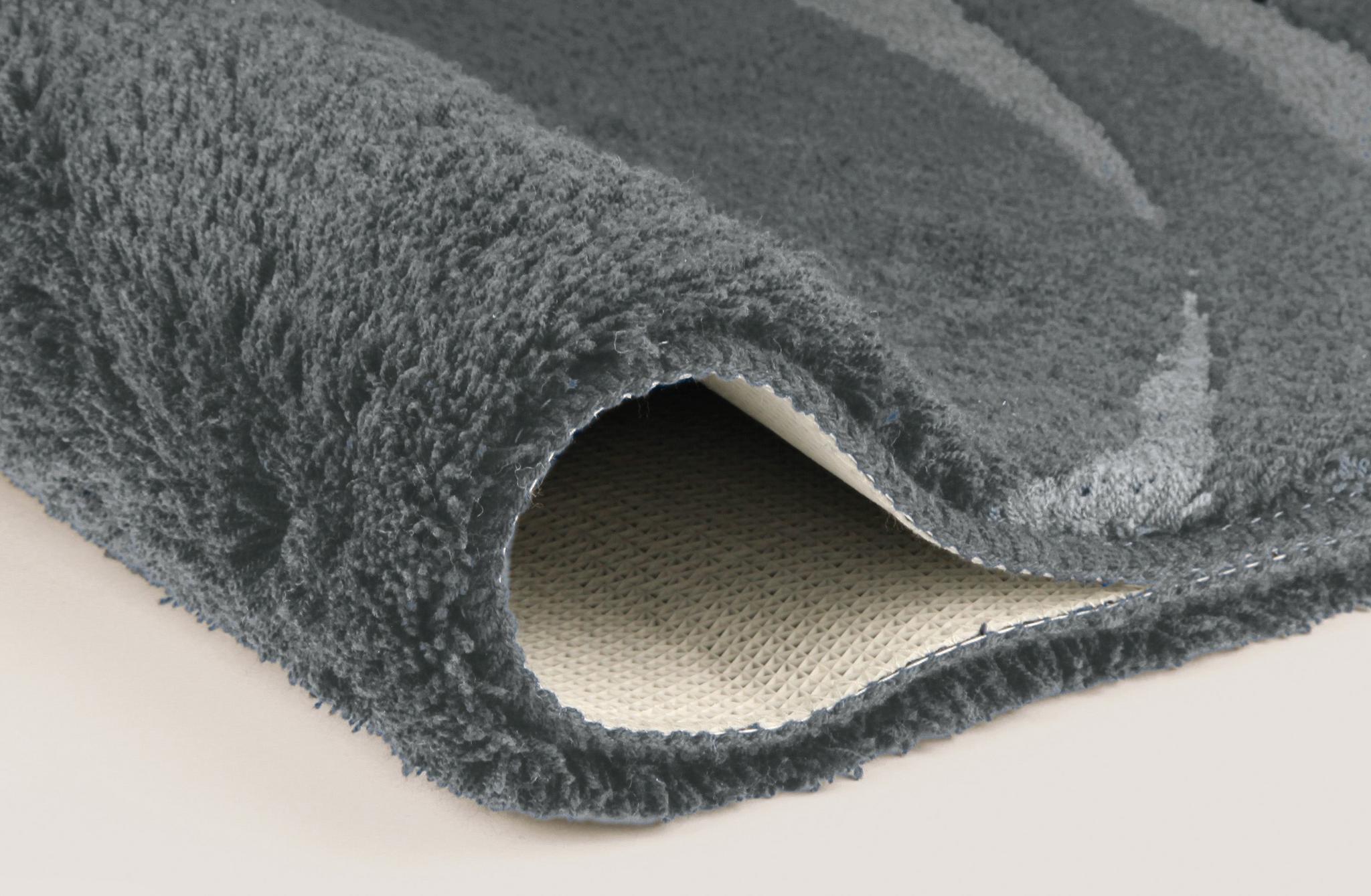 Detailansicht graue Badematte mit weicher Oberfläche und Rutschschutz