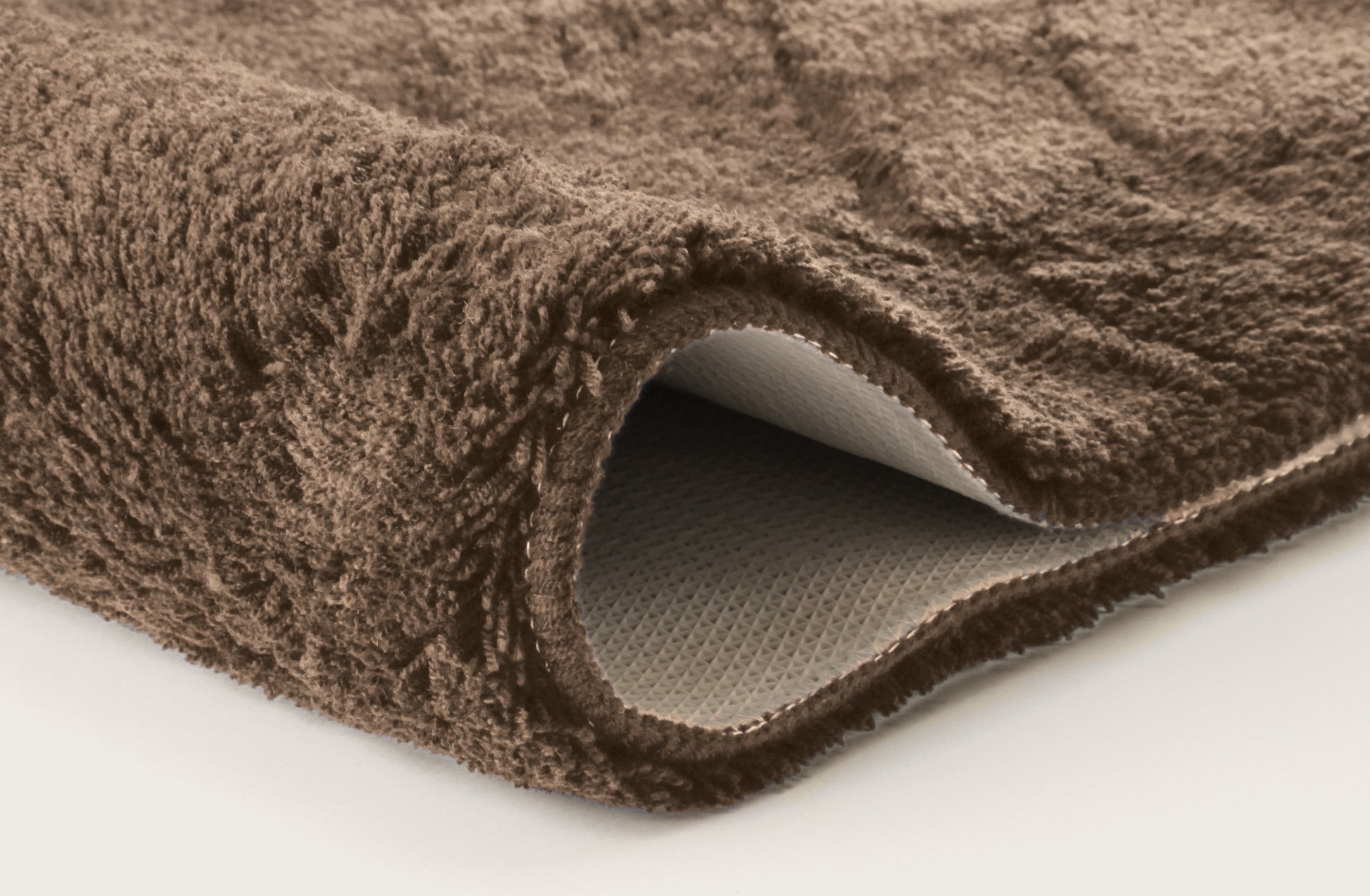 Nahaufnahme einer weichen braunen Badematte mit rutschfester Unterseite
