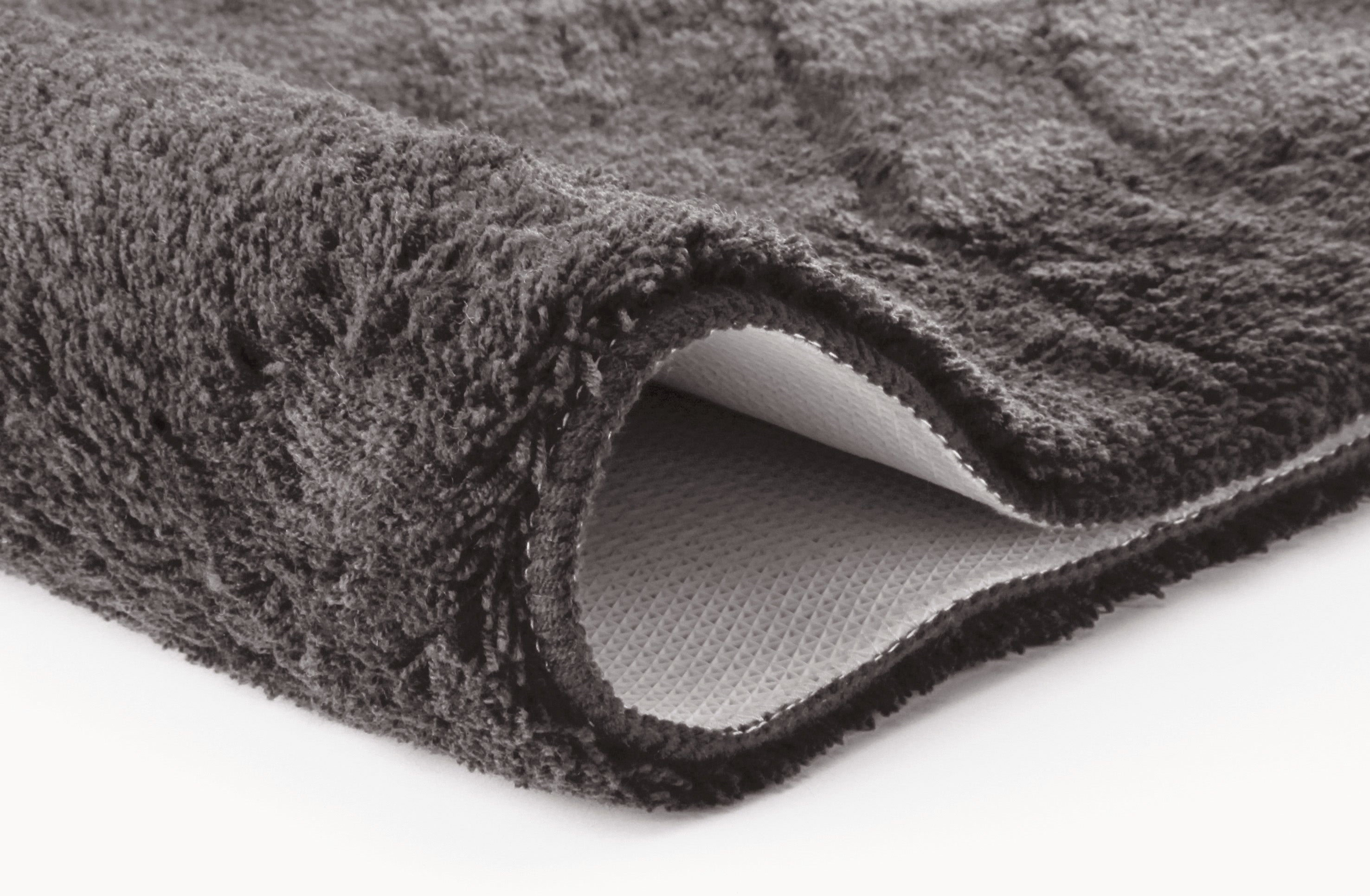 Nahaufnahme dunkelgraue Badematte mit weicher Oberfläche und Unterseite
