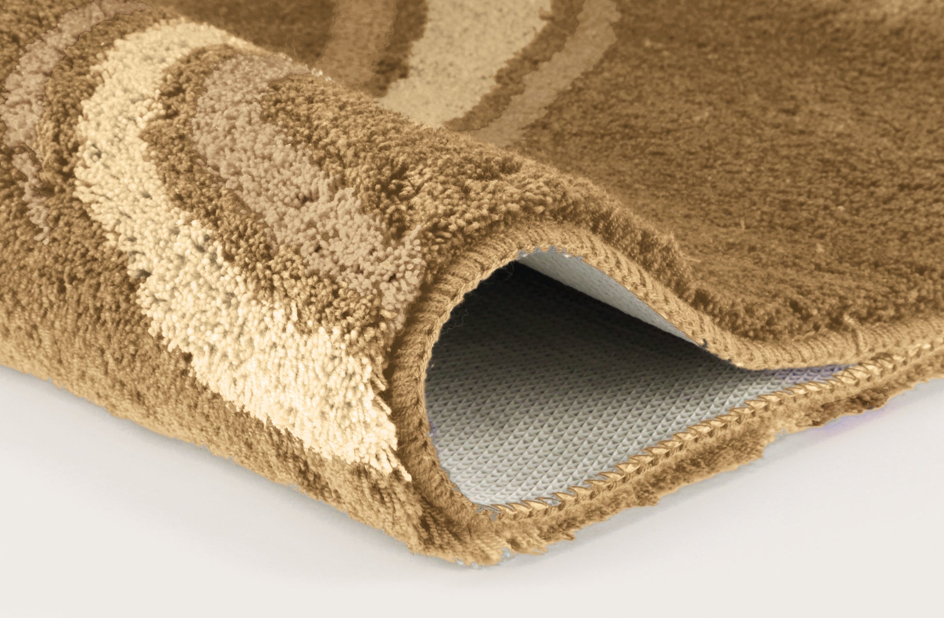 Braune Badematte mit hellen Wellen und weicher rutschfester Unterseite