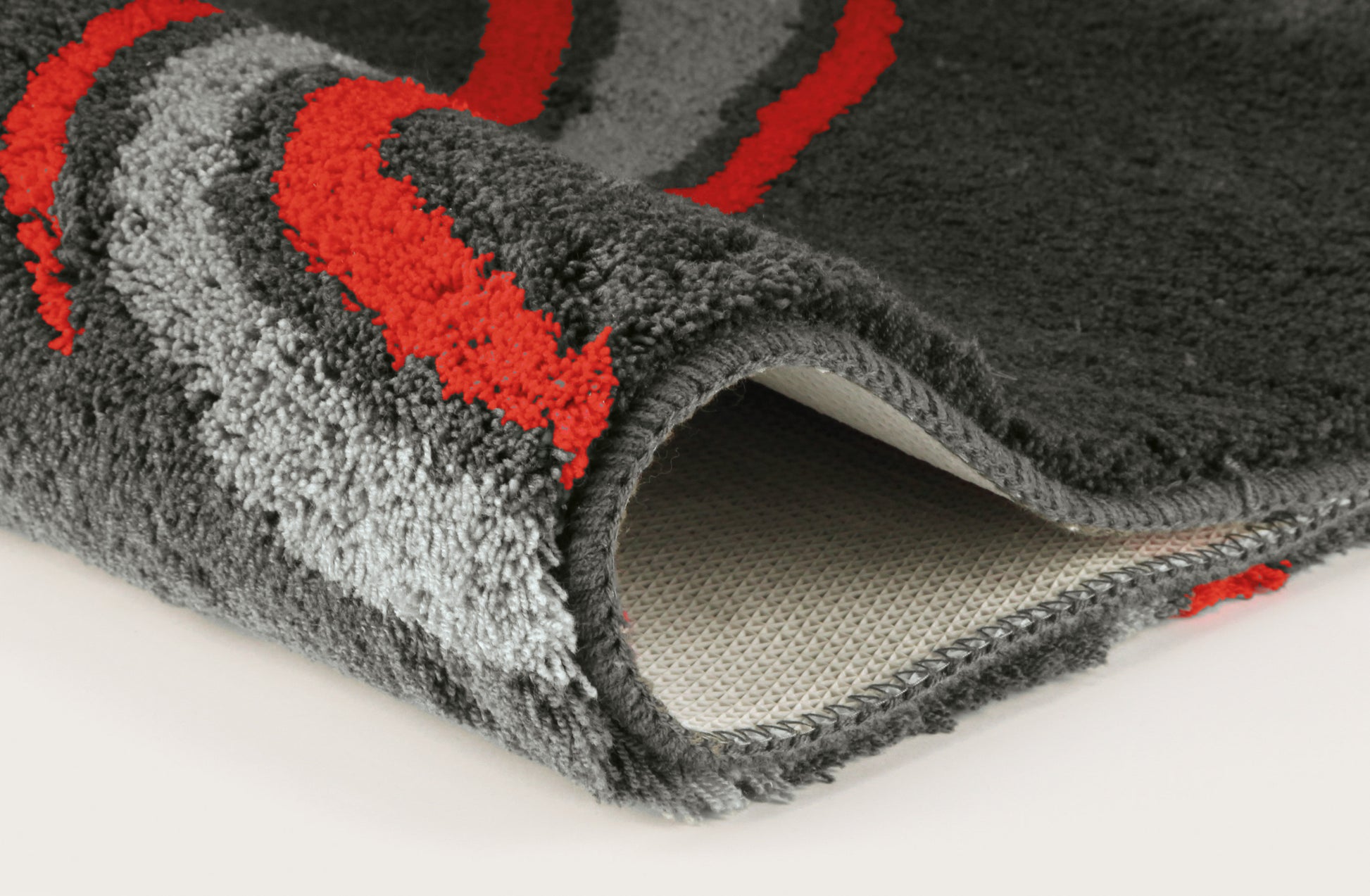 Graue Badematte mit roten und grauen Streifen, umgeschlagene Ecke