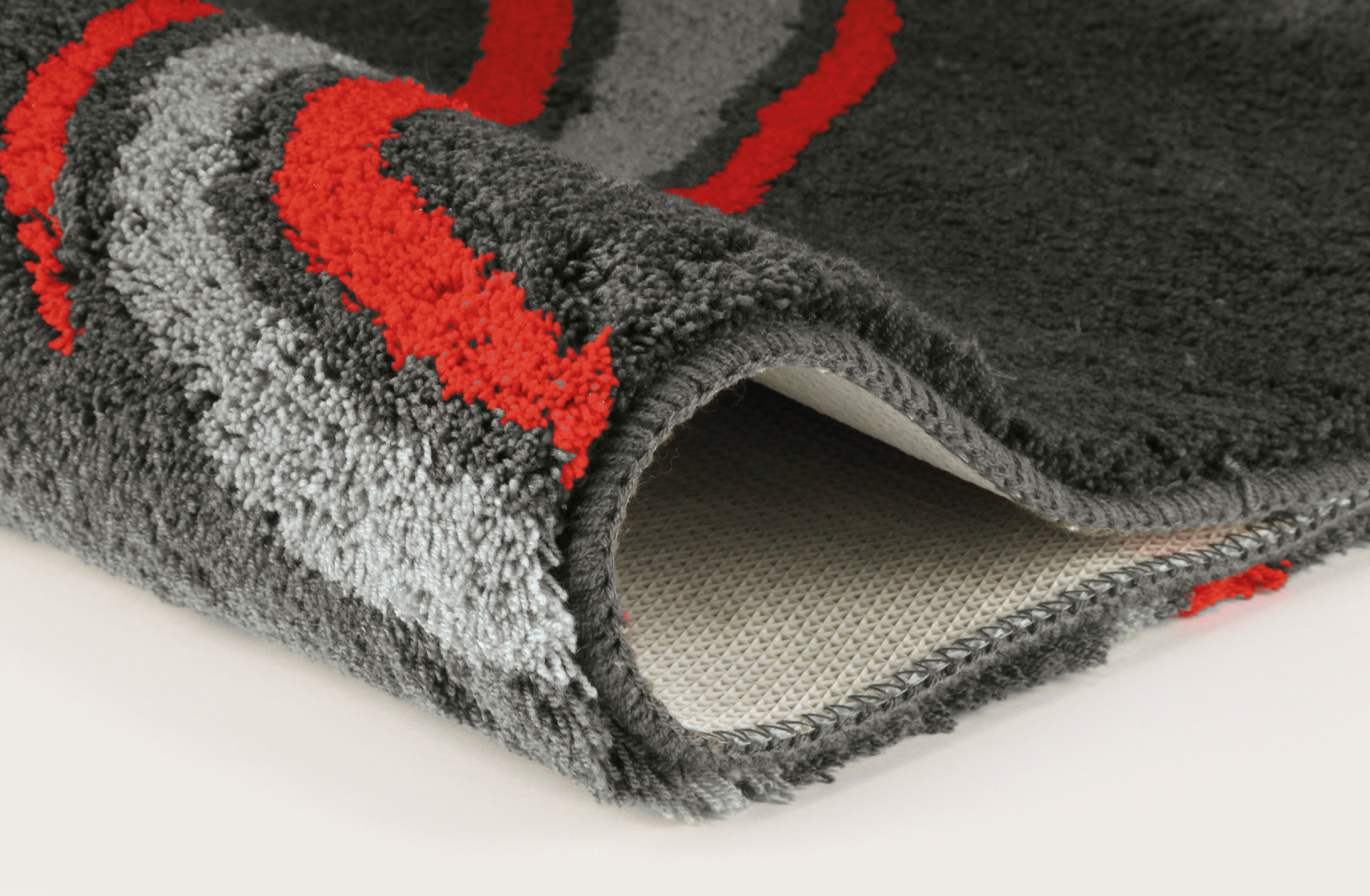Graue Badematte mit roten und grauen Streifen, umgeschlagene Ecke