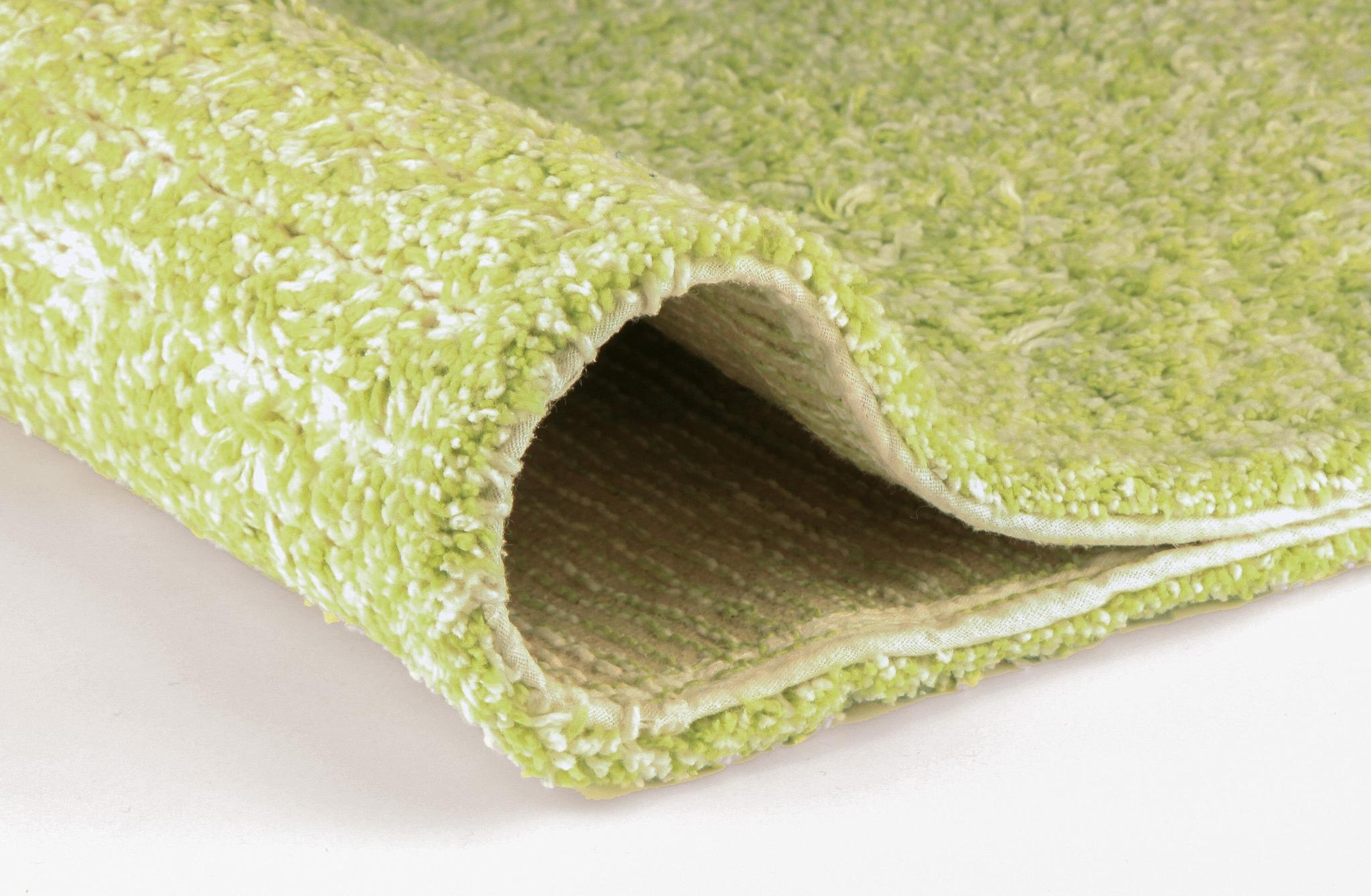 Detailansicht grüne Badematte mit weichem Flor und umgeschlagener Kante
