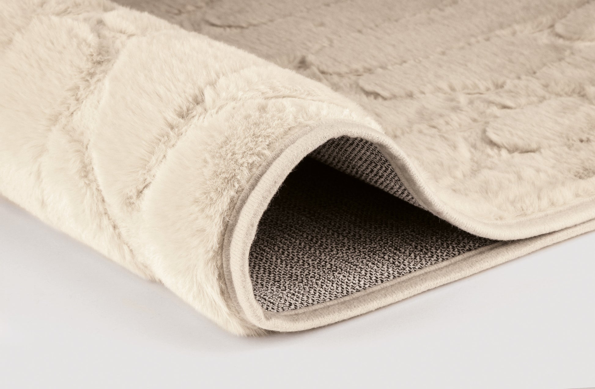 Beige Badematte mit umgeschlagener Ecke und rutschfester Unterseite
