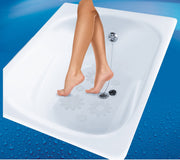 Füße in Duschtasse stehen auf Anti-Rutsch-Stickern DAISIES Clear Set 18-teilig in Blumenform.