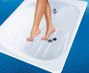 Füße stehen in Dusche auf Anti-Rutsch-Stickern STRIPES Clear, längliche Streifen im Set.