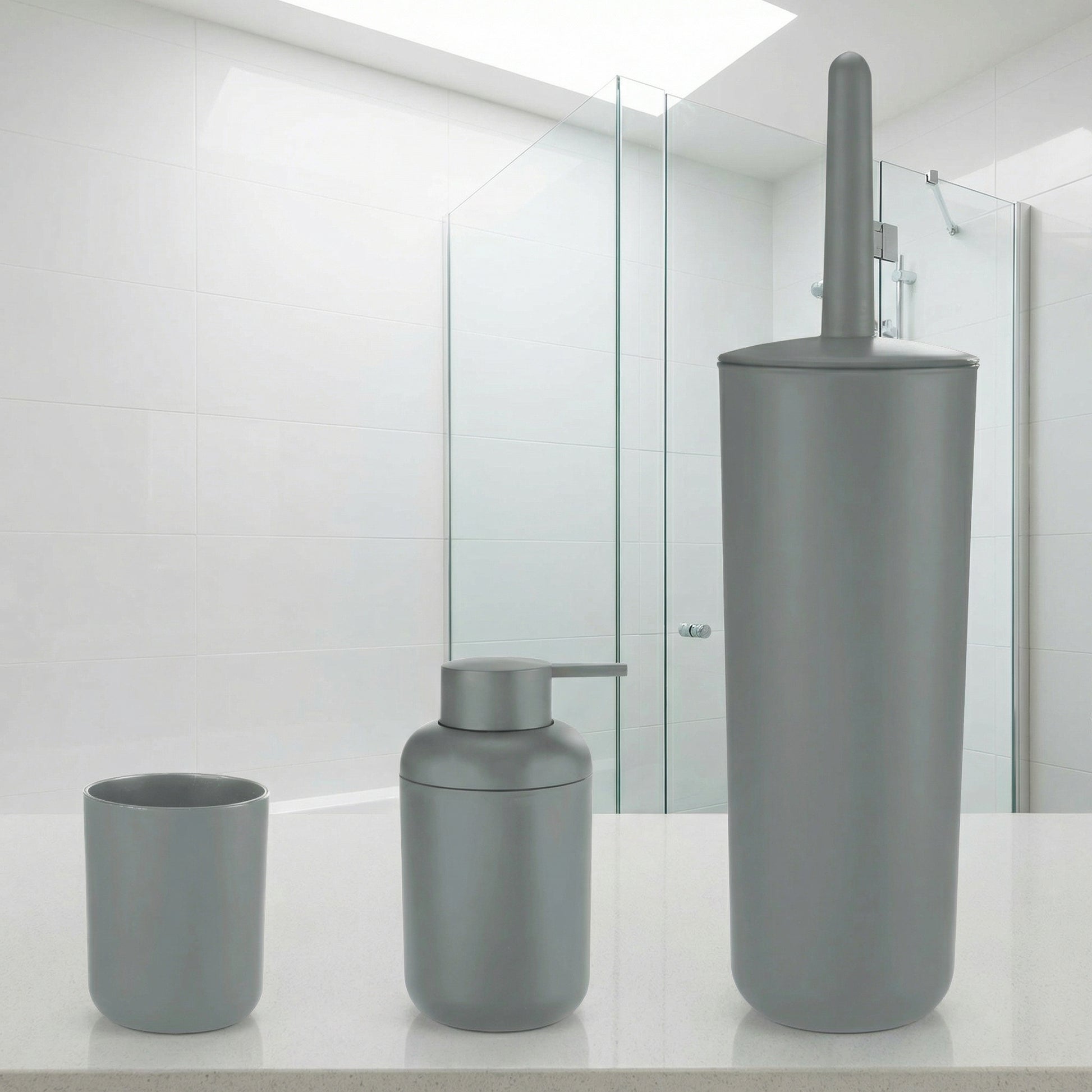 Graues dreiteiliges Bad-Set mit Becher, Seifenspender und WC-Bürste