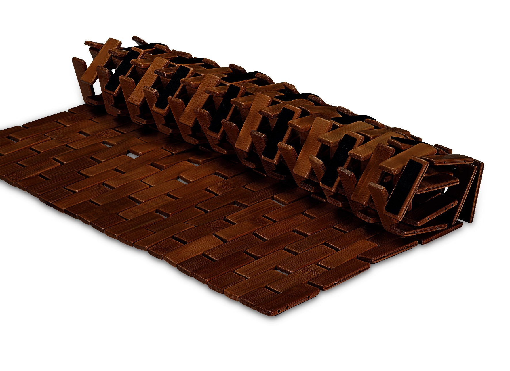 Nussbraune Bambus Badematte PALITO 50 x 70 cm liegt teilweise ausgerollt auf weißem Hintergrund.