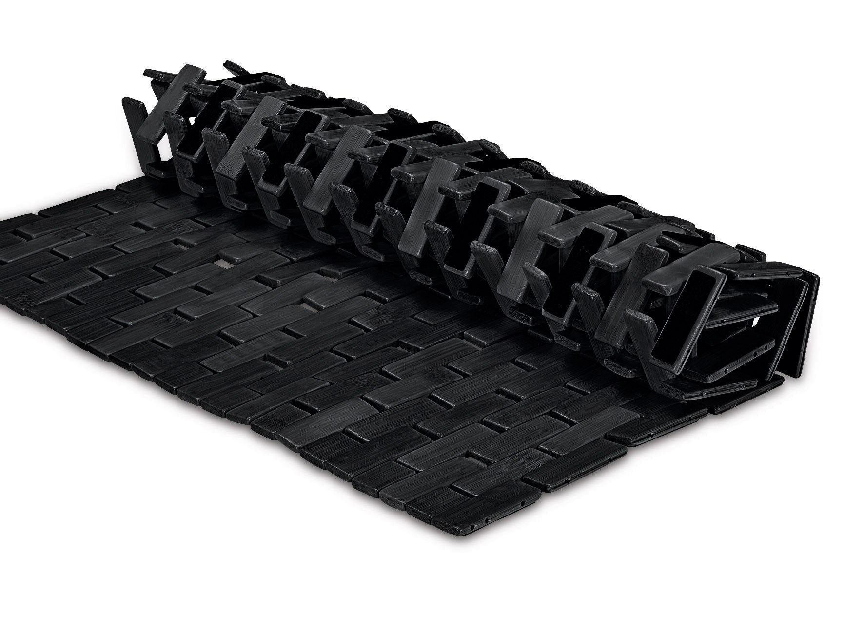 Schwarze Badematte aus Bambus PALITO 50 x 70 cm teilweise aufgerollt auf hellem Hintergrund.