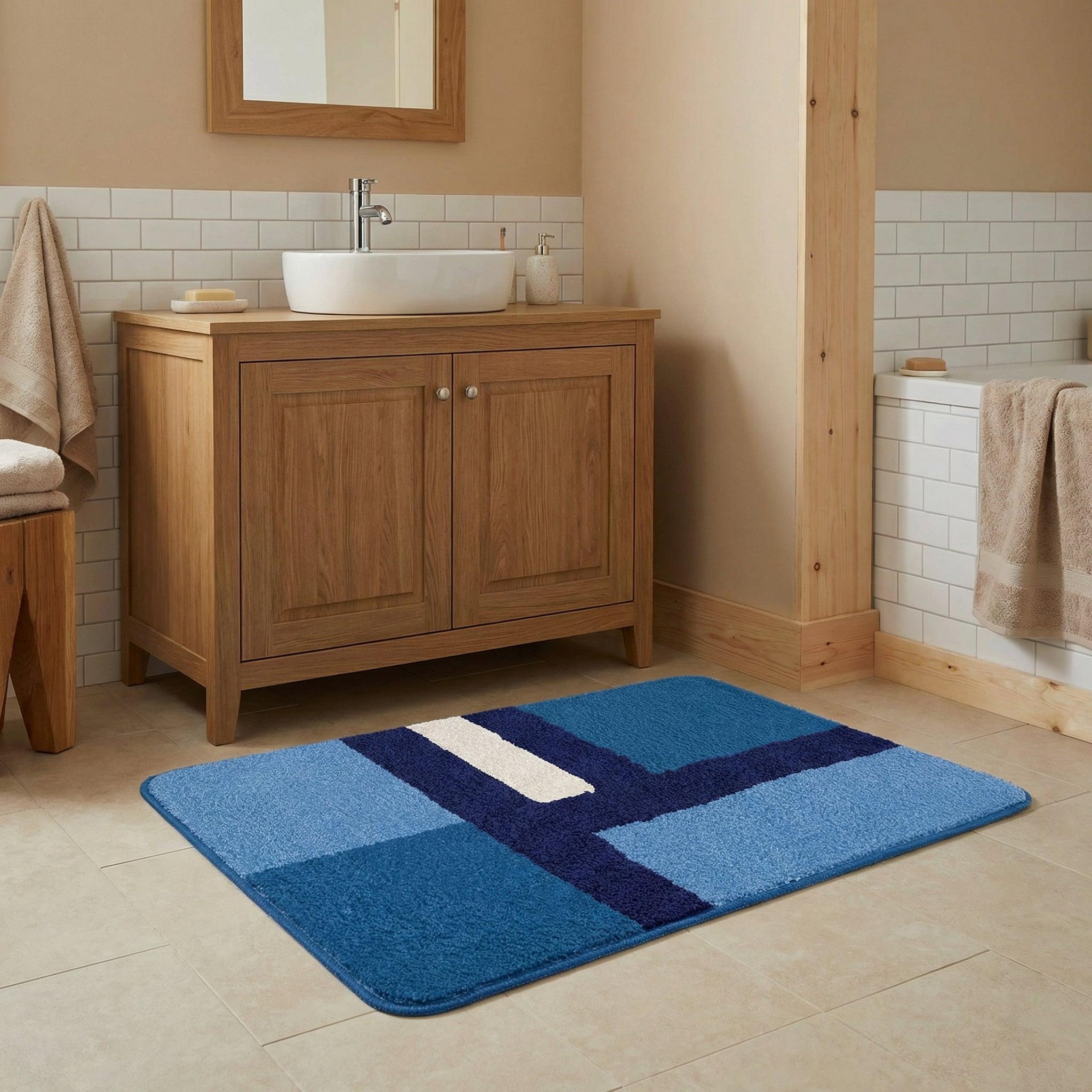 Blauer Badteppich mit geometrischem Muster vor Holzwaschtisch im Bad