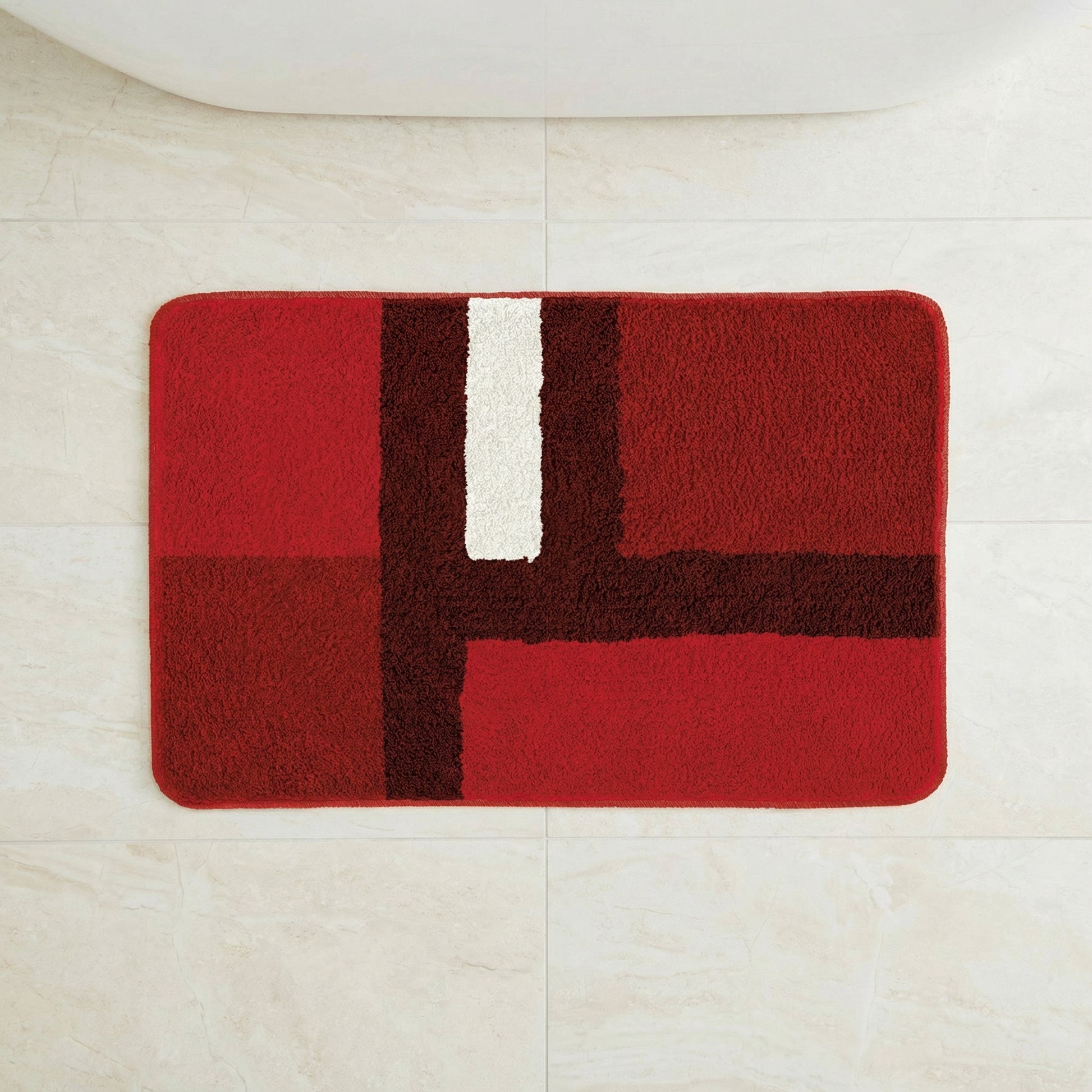 Roter Badteppich mit grafischem Muster in Dunkelrot und Creme tönen