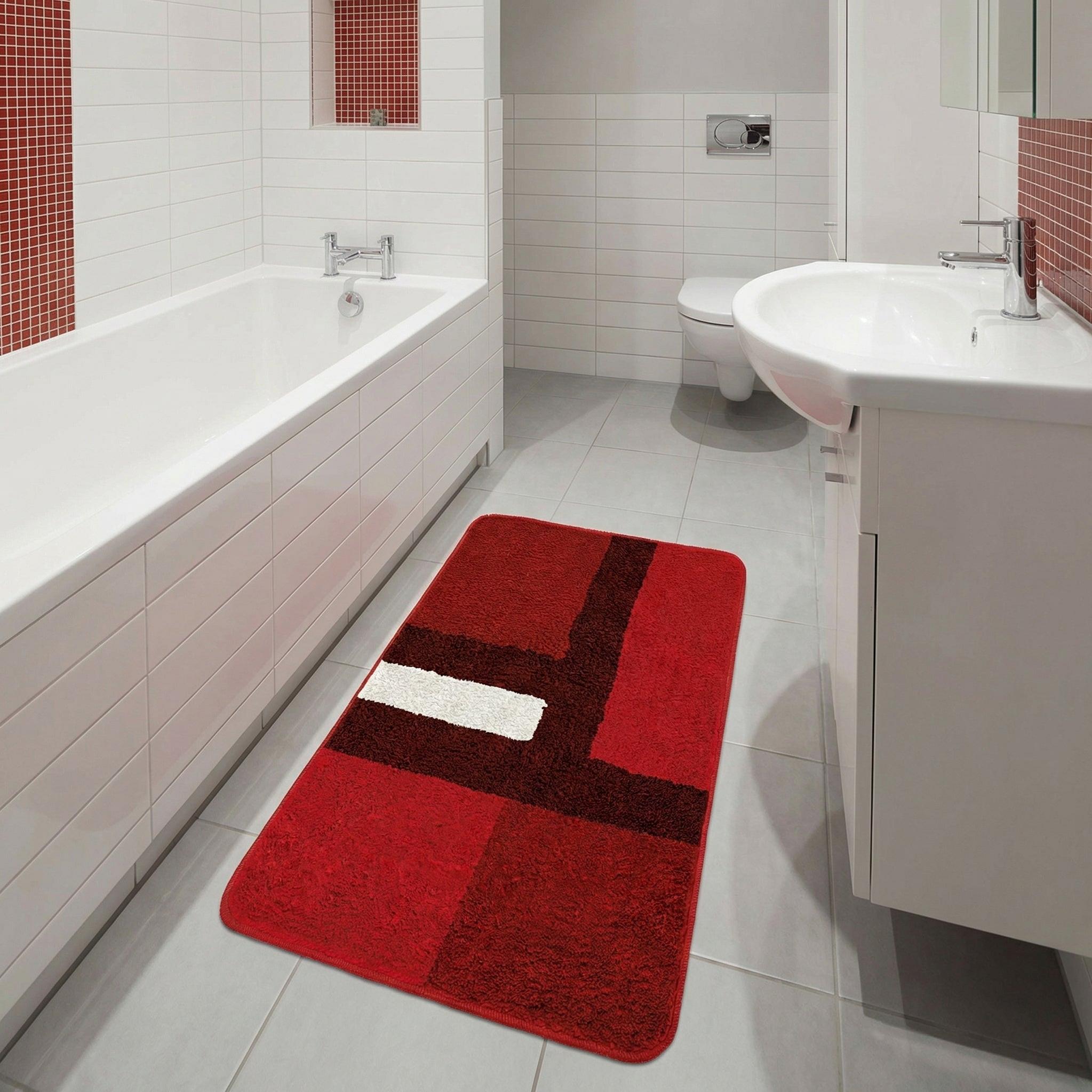 Roter Badteppich mit Karomuster in modernem Bad mit Wanne und Waschbecken