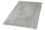 Rechteckiger, grauer Badezimmerteppich mit weicher Hochflor-Struktur