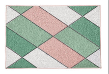 Geometrische Badematte als Duschvorleger in Rosa, Grün und Weiß mit Karomuster