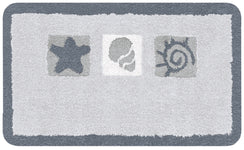 Hellgraue Badematte mit drei Symbolen: Seestern, Muschel und Sonne