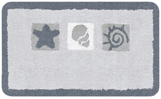 Hellgraue Badematte mit drei Symbolen: Seestern, Muschel und Sonne