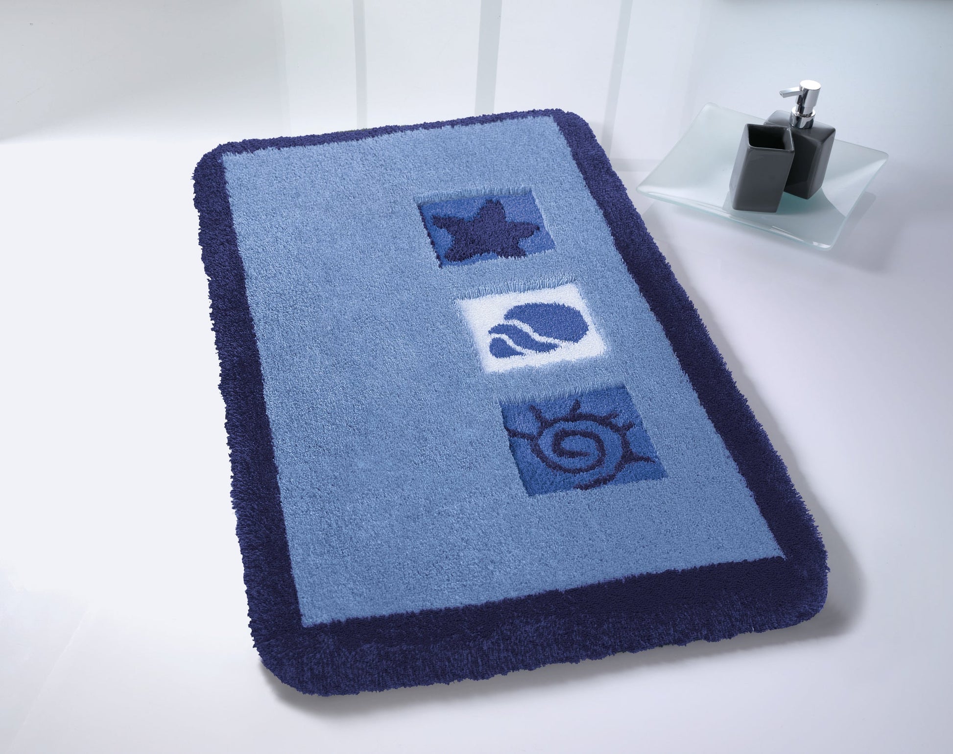 Hellblauer Badteppich mit dunkelblauem Rand und maritimen Motiven
