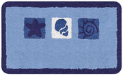 Hellblaue Badematte mit drei Motiven: Seestern, Muschel, Spirale