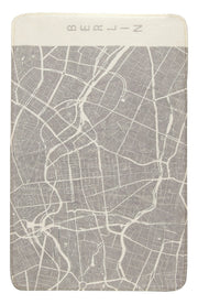 Grau-weißes Badetuch mit Stadtplan-Muster und Schriftzug Berlin oben