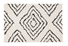 Weißer Badteppich mit schwarzen, grafischen Rautenmustern im Boho-Stil