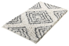 Weißer Badteppich mit grau gemusterten Rauten im weichen Hochflor-Design
