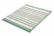 Rechteckige Badematte mit weißen, grauen und grünen, flauschigen Streifen