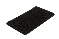 Schwarze rechteckige Badematte mit stylischem reliefartigem Bogenmuster