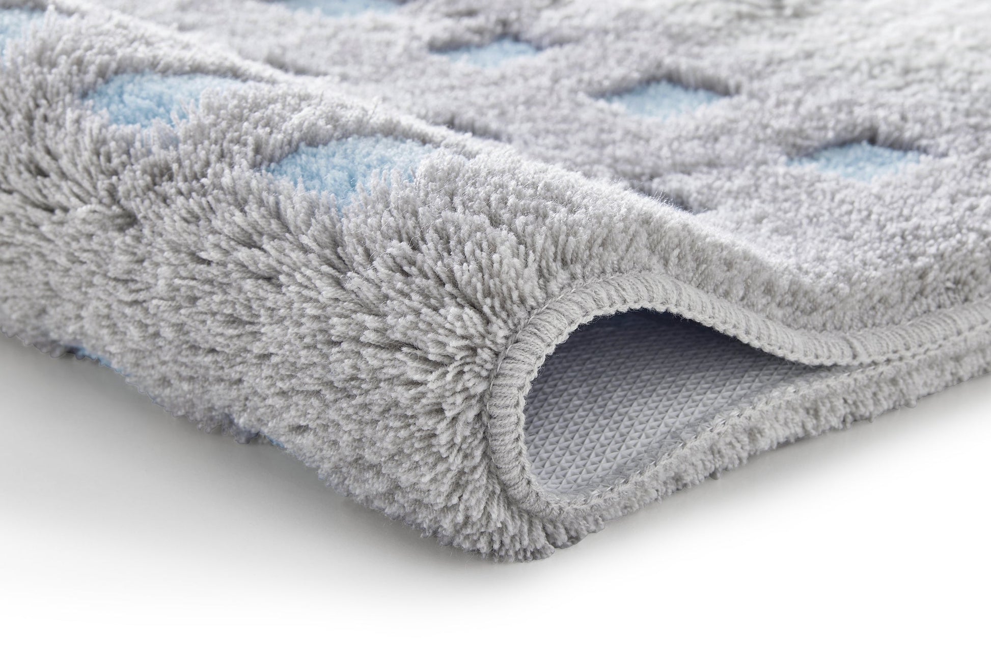 Badteppich BOXES Opal 60 x 90 cm in Grau mit blauen Kästchen in Nahaufnahme dargestellt.