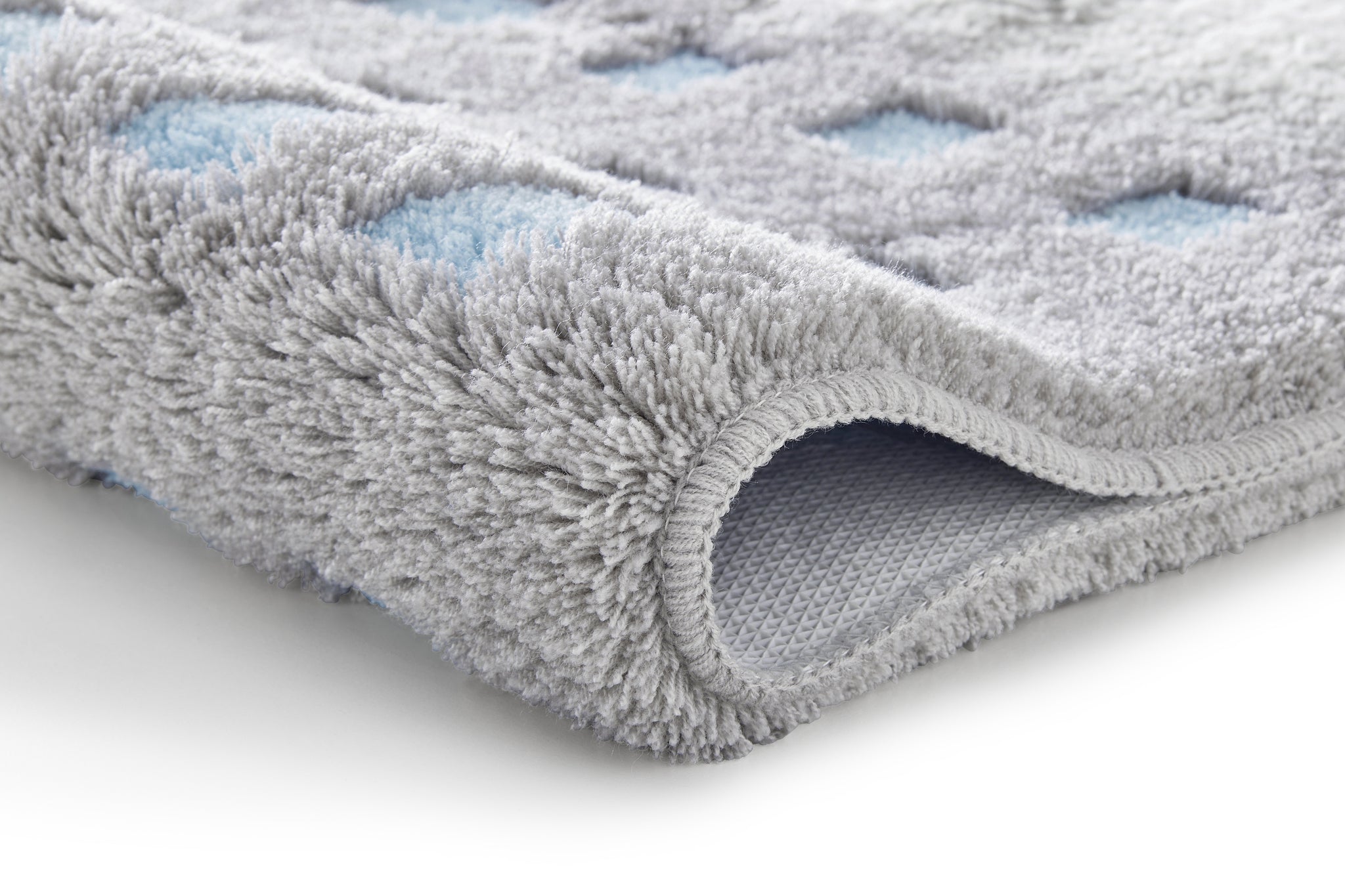 Badteppich BOXES Opal 60 x 90 cm in Grau mit blauen Kästchen in Nahaufnahme dargestellt.