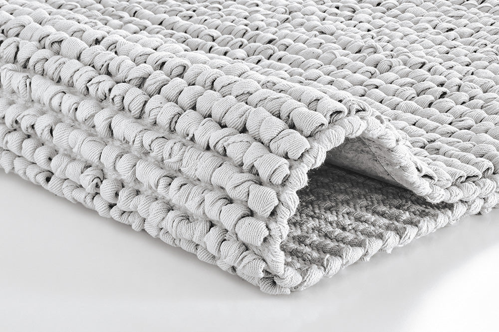 Gefalteter Badteppich BRAVA in Polarweiß, Modell 70 x 120 cm, in detailreicher Nahaufnahme.