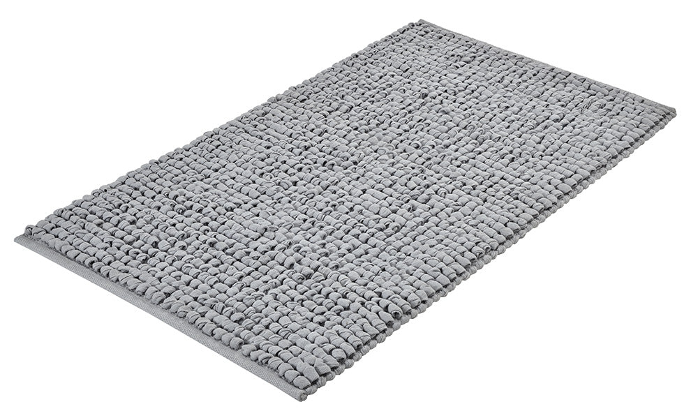 Badteppich BRAVA in Silbergrau 60 x 100 cm liegt rechteckig ausgebreitet auf weißem Hintergrund.