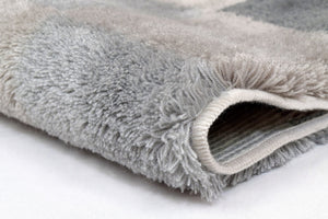 Weiche grau-beige Badematte in Detailansicht mit dichtem Flor oben