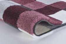 Nahaufnahme karierten Badematte in Rosa, Bordeaux und Weiß Tönen