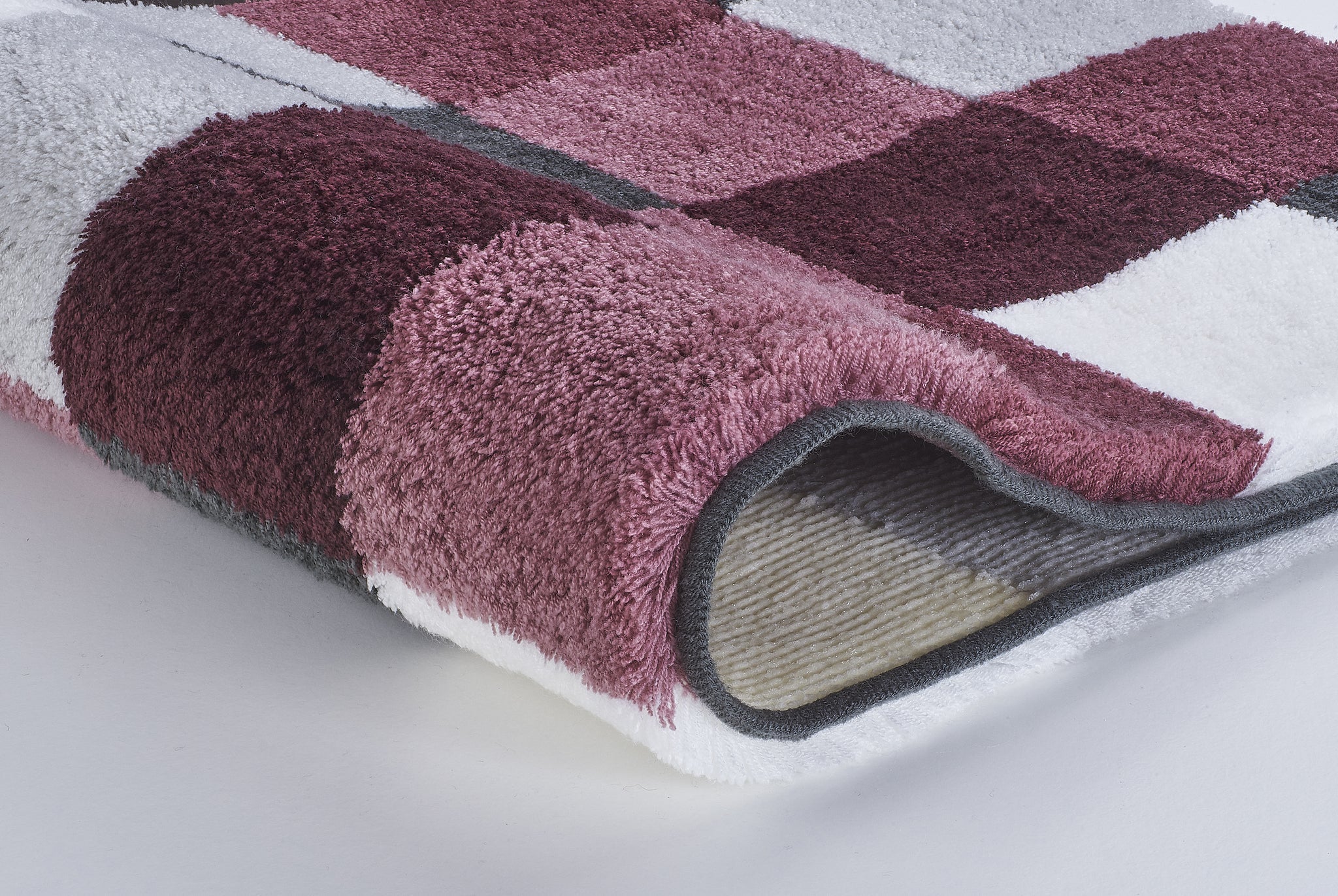 Nahaufnahme des Badteppichs CARO Old Rose 70 x 120 cm im karierten Rosaton-Design.