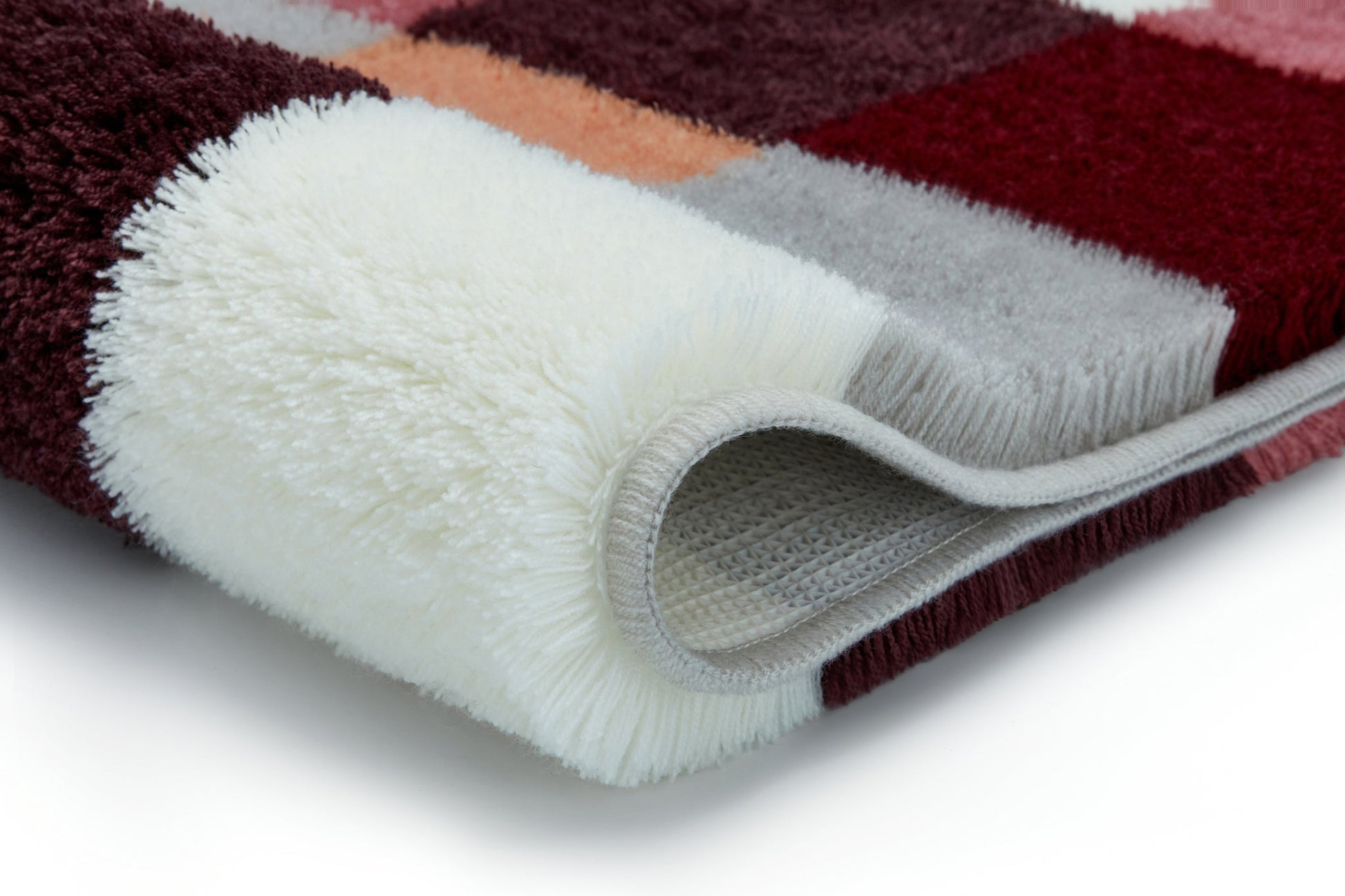 Nahaufnahme Badteppich CARO Terracotta 85 x 150 cm mit weicher Schlinge und umgeschlagener Kante.