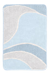 Hellblauer Badteppich mit geschwungenem Muster in Weiß und Blau.