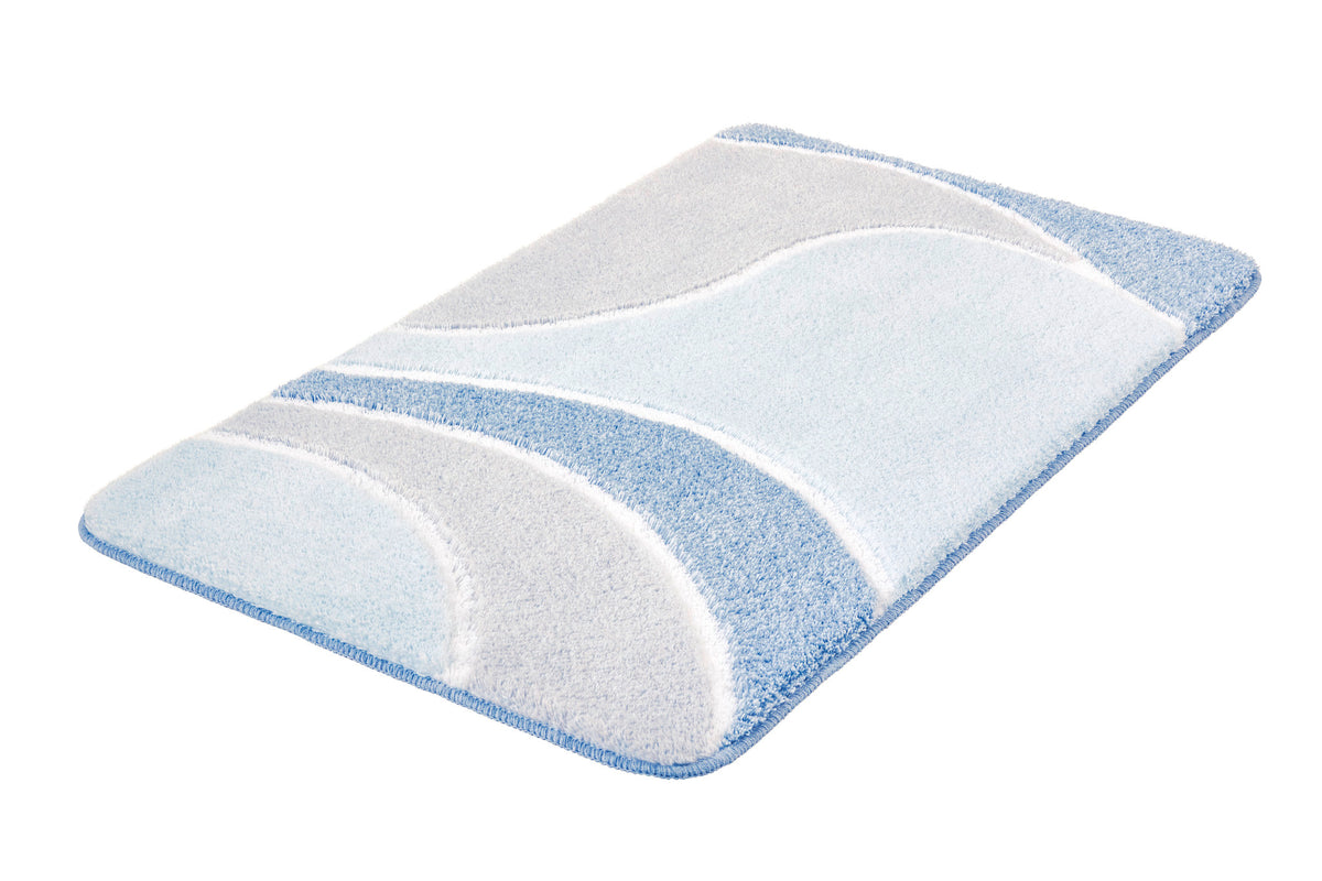 Hellblauer und weißer Badteppich mit geschwungenem Muster.