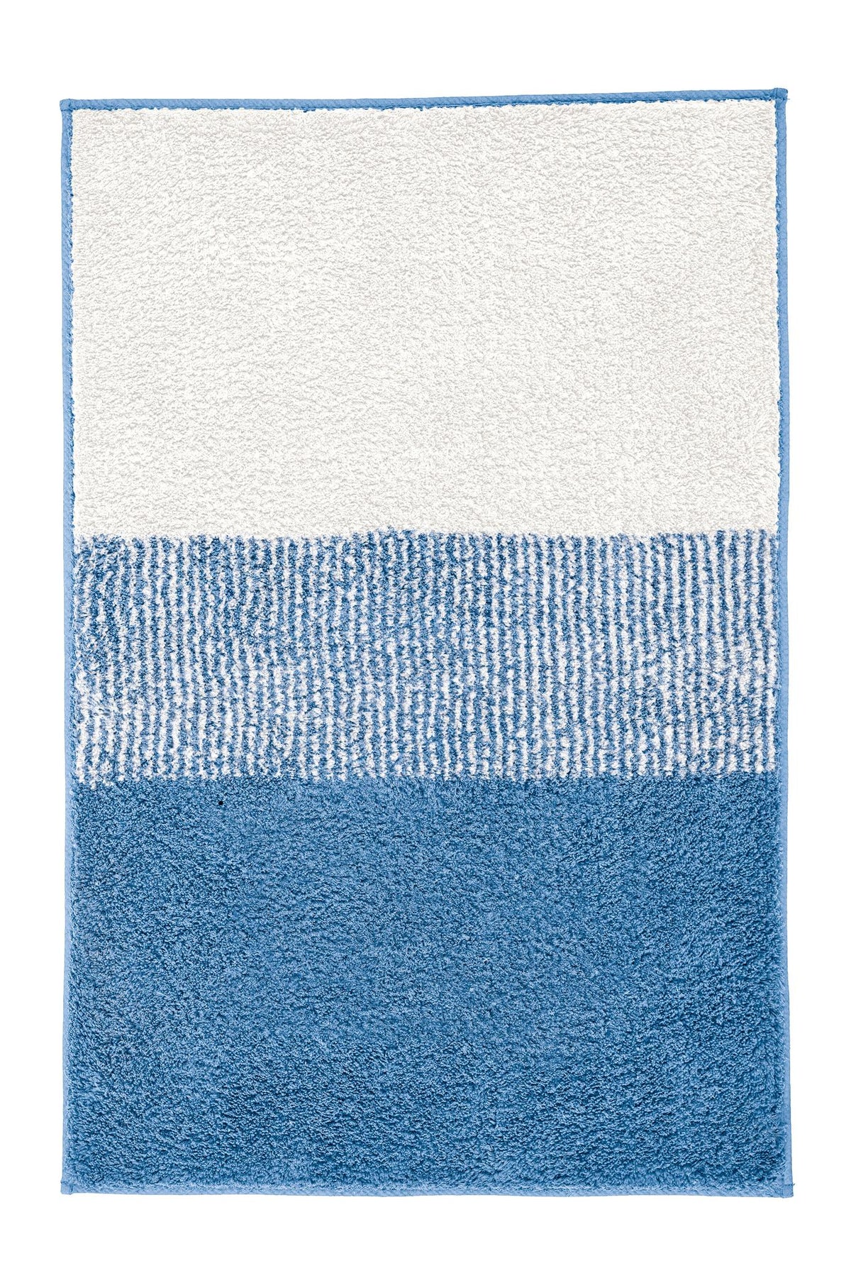 Blau-weißer Badteppich mit strukturiertem Streifenmuster.
