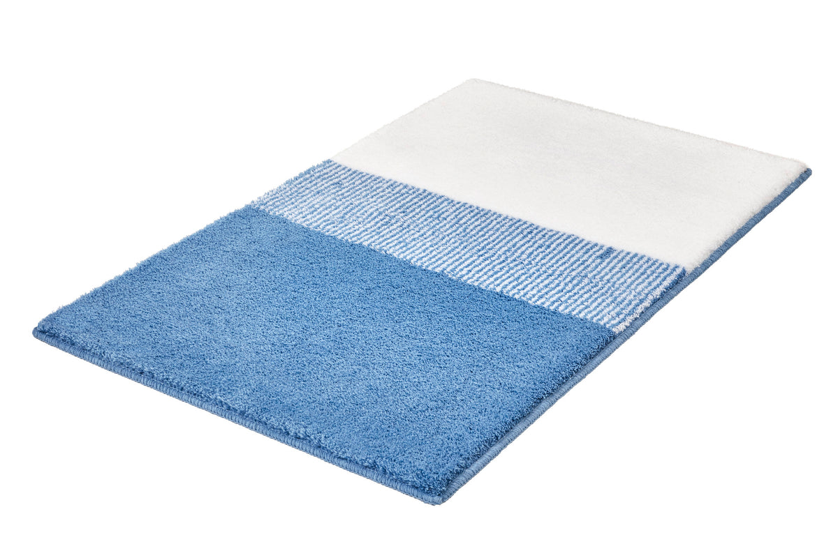 Blau-weißer Badteppich mit Streifenmuster auf weißem Hintergrund.