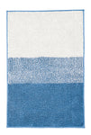 Blau-weißer Badteppich mit strukturiertem Muster und breitem Farbverlauf.