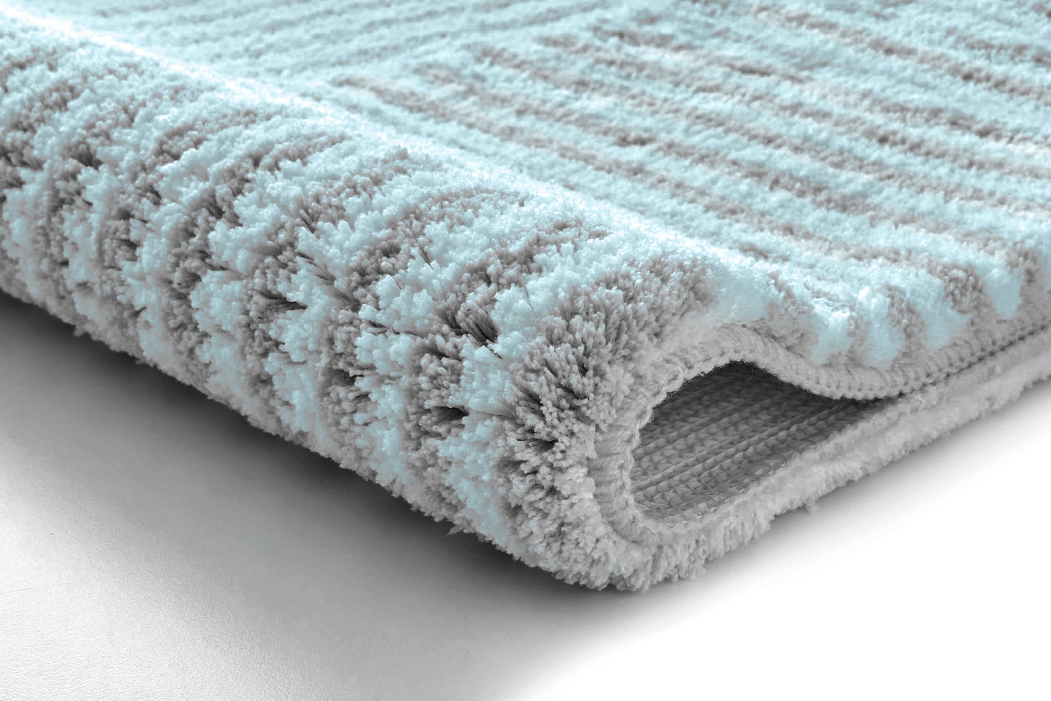 Nahaufnahme des Badteppichs CHELSEA Opal 60 x 90 cm mit weichem, gestreiftem Flor.