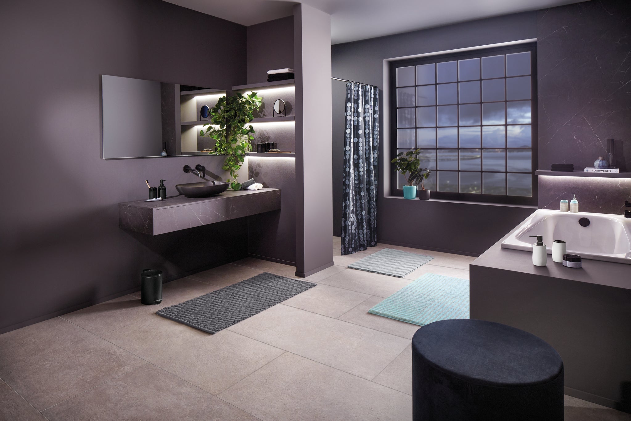 Badteppich CHELSEA Opal 60 x 90 cm liegt in modernem Badezimmer vor dem Waschtisch.