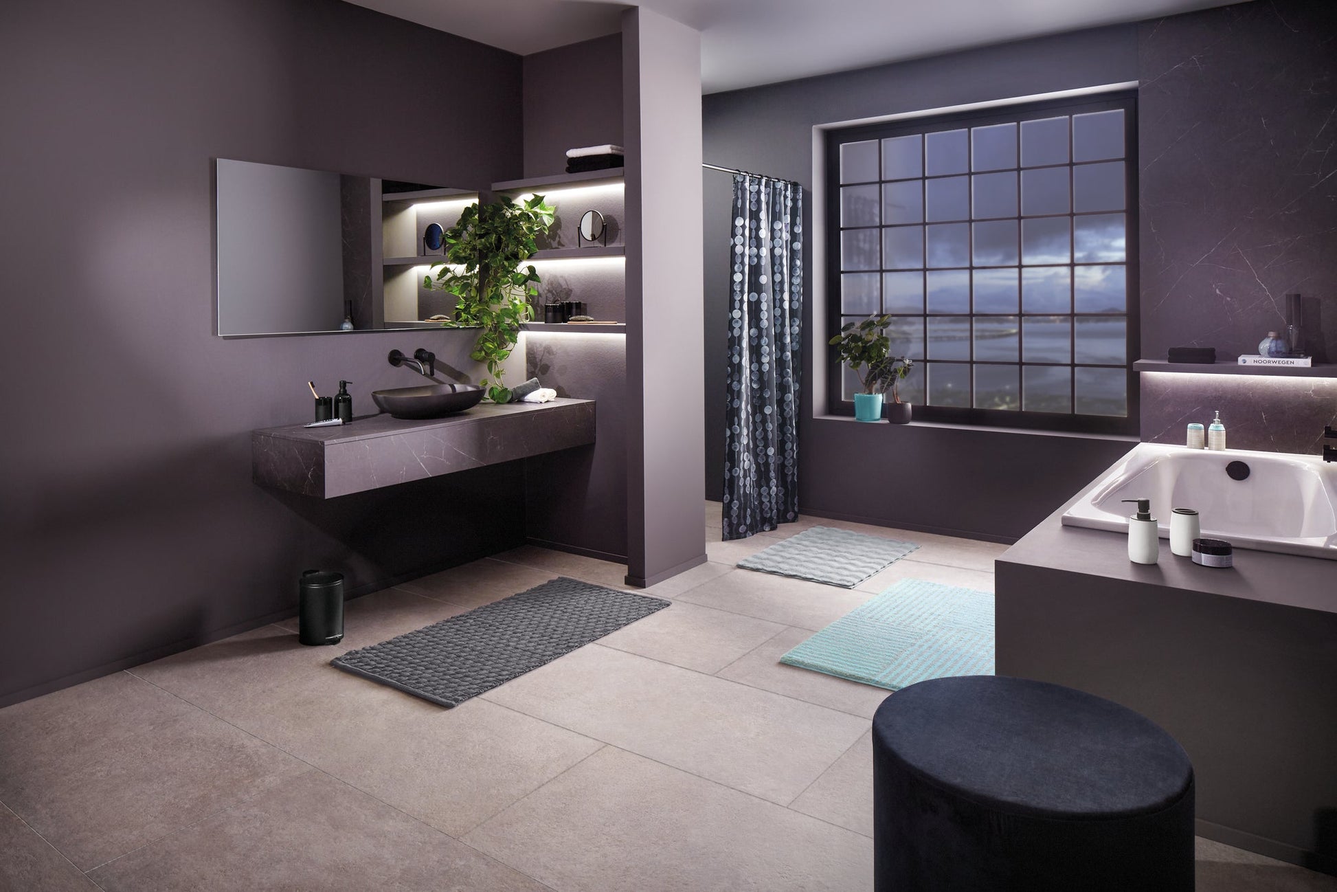 Badteppich CHELSEA Opal 80 x 140 cm liegt vor der Badewanne in modernem Badezimmerambiente.