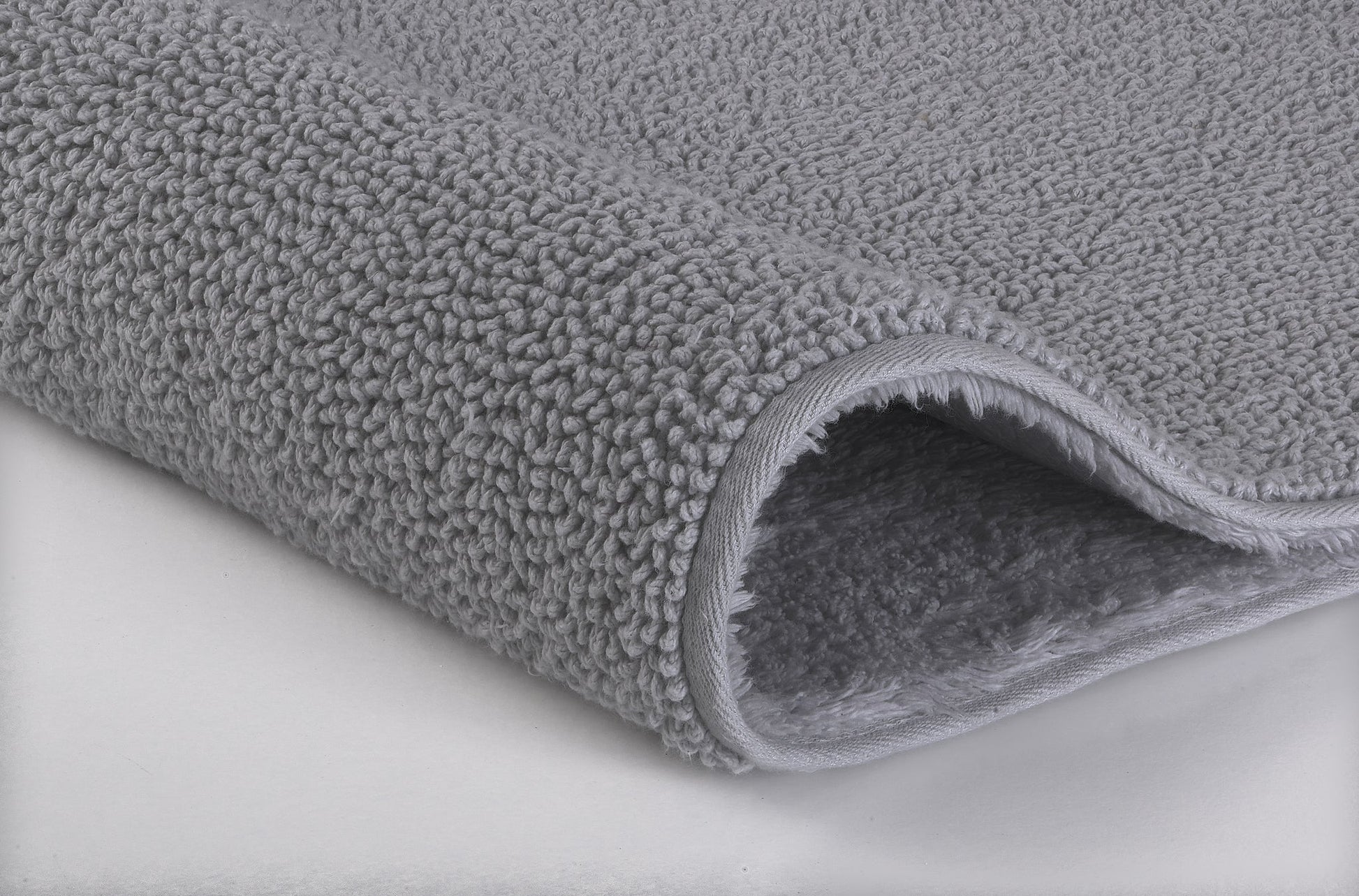 Nahaufnahme des Badteppichs CHRISSY silbergrau 55 x 65 cm mit weicher Schlingenstruktur.