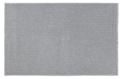 Badteppich CHRISSY in Silbergrau 60 x 100 cm liegt rechteckig mit dichter Struktur auf dem Boden.