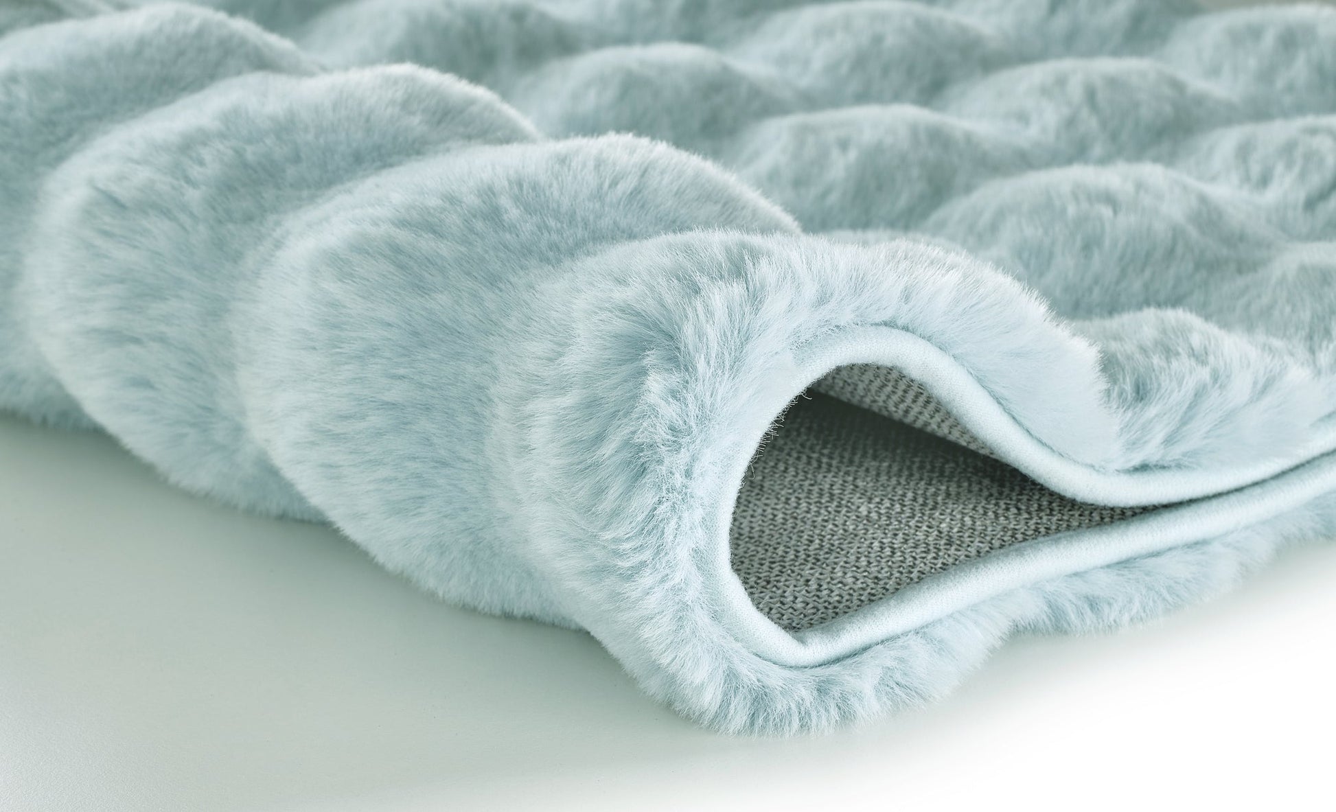 Nahaufnahme des flauschigen Badteppichs CLOUD Opal 70 x 120 cm in hellem Blau.